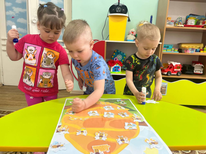 Приключение малышей в стране пчёл Приключение малышей в стране пчёл.